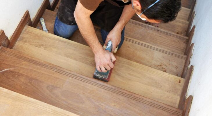 Vernir ou sabler: quel méthode privilégier pour votre escalier en bois ?